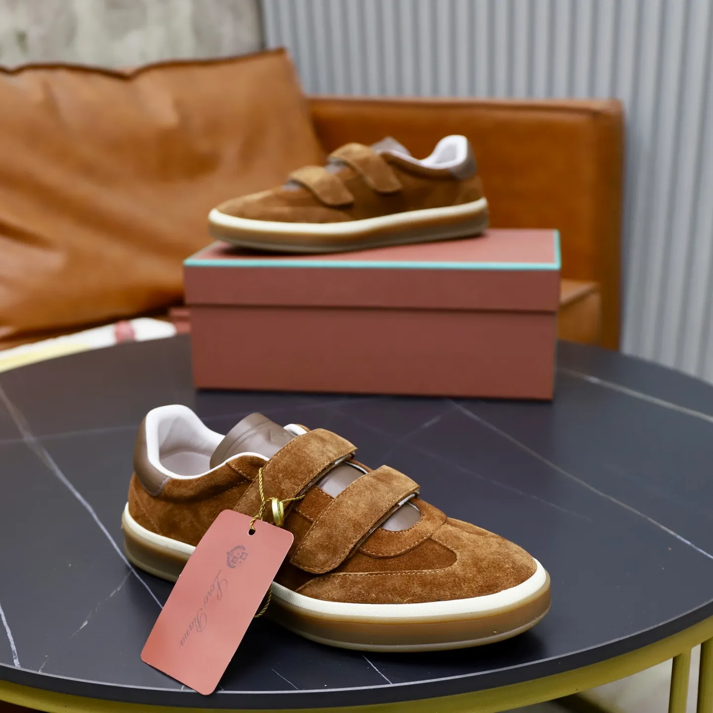 Ex-factory price: 560💰Loro Riana men’s moral training sneakers! Made from high-quality materials and designed in a low-cut silhouette, it offers an elegant and stylish look that's suitable for year-round wear. The unique double-layer sole aesthetic design, caramel cup-shaped outsole is decorated with off-white rubber trim, creating an attractive color combination. Pair with tailored pieces or jeans for a sophisticated yet casual look. The heel is decorated with soft cow leather tongue with Kummel color inserts and cotton laces with embossed LP logo. Upper: cow split suede stitching knitted fabric. Lining: original thickened soft sheepskin. Size: 38-39-40-41-42-43-44 (customized in 45.46)